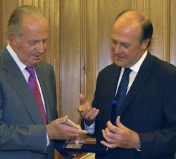 Don Juan Carlos conversa con el presidente de Barcelona Meeting Point, Enrique Lacalle