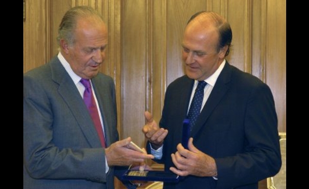 Don Juan Carlos conversa con el presidente de Barcelona Meeting Point, Enrique Lacalle