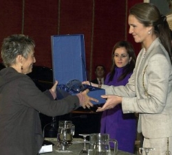 Su Alteza la Infanta Doña Elena hace entrega de un obsequio a María Joao Pires