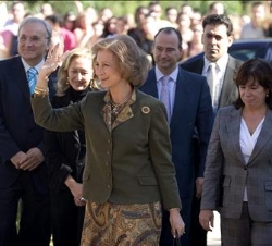 Doña Sofía junto al rector de la Universidad de Almería, Alfredo Martínez, y la ministra de Medio Ambiente, Cristina Carbona a su llegada al campus de