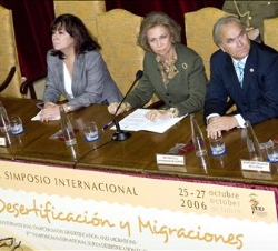 Doña Sofia junto al rector de la Universidad de Almería, Alfredo Martínez, y la ministra de Medio Ambiente, Cristina Narbona durante la inauguración