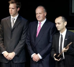 Don Juan Carlos con el vicepresidente ejecutivo del Grupo Zeta, Antonio Asensio y el secretario general de "Reporteros sin Fronteras", Rober