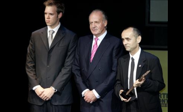 Don Juan Carlos con el vicepresidente ejecutivo del Grupo Zeta, Antonio Asensio y el secretario general de "Reporteros sin Fronteras", Robert Ménard.