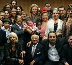 Doña Sofía, junto a los artistas tras finalizar el espectáculo flamenco