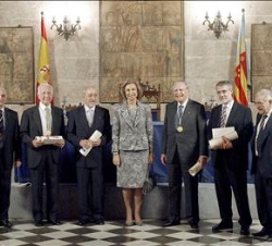 Su Majestad la Reina con los doctores y profesores premiados en la XVIII edición de los Premios Jaume I