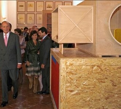 Su Majestad el Rey durante la inauguración de la segunda edición de la Bienal Internacional de Arte Contenporáneo de Sevilla