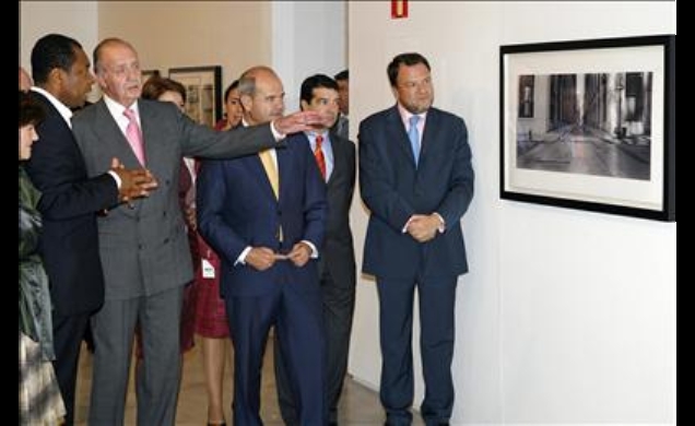 Don Juan Carlos con el presidente de Andalucía, Manuel Chaves, y el alcalde de Sevilla, Alfredo Sánchez Monteseirín, reciben explicaciones del comisar