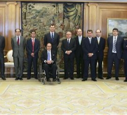 Su Alteza Real el Príncipe de Asturias con los representantes de la "Fundación DMR Consulting"