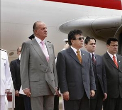 Don Juan Carlos acompañado por el presidente de Paraguay, Nicanor Duarte, escuchan los himnos nacionales de ambos países