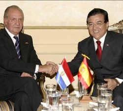 Don Juan Carlos saluda al Presidente de la República de Paraguay, Nicanor Duarte, durante la reunión en el Palacio de López