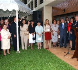 Su Majestad el Rey durante su discurso a la colectividad española en la residencia de la Embajada de España en Asunción
