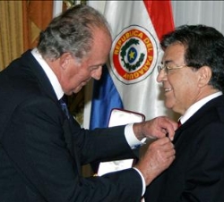 El Rey impone la medalla de la Gran Cruz de la Orden de Isabel la Católica, al presidente paraguayo, Nicanor Duarte