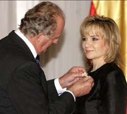 Don Juan Carlos hace entrega de la Gran Cruz de la Orden de Isabel la Católica, a la esposa del presidente de Paraguay, Maria Gloria Penayo