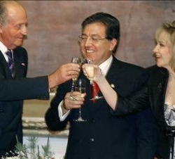 Don Juan Carlos, el presidente Nicanor Duarte, y su esposa,  María Gloria Penayo, durante la Cena de Gala