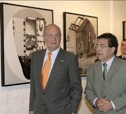 Su Majestad el Rey con el Presidente de la República de Paraguay Nicanor Duarte, durante la visita al Centro Cultural de España "Juan Salazar&quo