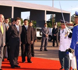 Don Juan Carlos junto al vicepresidente paraguayo, Luis Castiglioni, durante la ceremonia militar celebrada momentos antes de su despedida