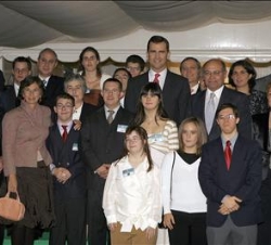 Foto de familia de Don Felipe con algunos de los asistentes a la cena