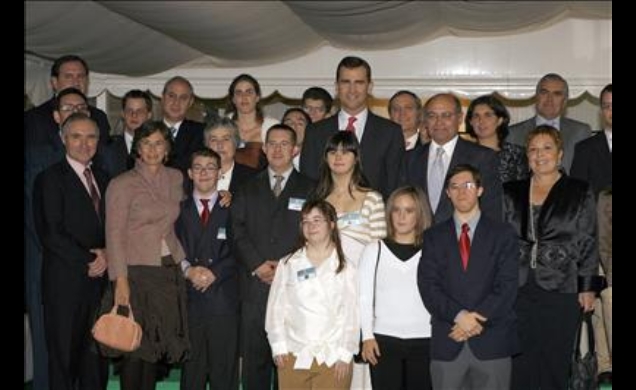 Foto de familia de Don Felipe con algunos de los asistentes a la cena