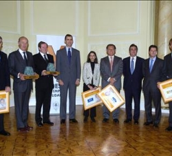 El Príncipe de Asturias con los premiados y finalistas