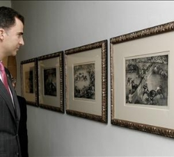 Don Felipe contempla unas litografías de Goya