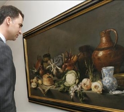 El Príncipe observa un bodegón obra de Pereda durante su recorrido por la muestra