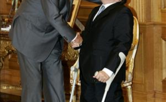 Don Juan Carlos recibe el saludo del Secretario General de la Organización de Estados Iberoamericanos para la Educación, la Ciencia y la Cultura, el S