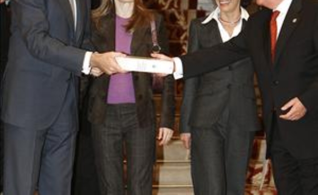 Don Felipe, en presencia de Doña Letizia y acompañados por la ministra de Educación y Ciencia, recibe de manos del director de la RAE el primer ejempl