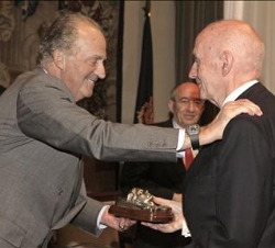 Don Juan Carlos entrega el galardón a Gonzalo Anes