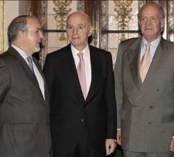 Su Majestad el Rey, con Gonzalo Anes y el vicepresidente segundo del Gobierno y Ministro de Economía y Hacienda