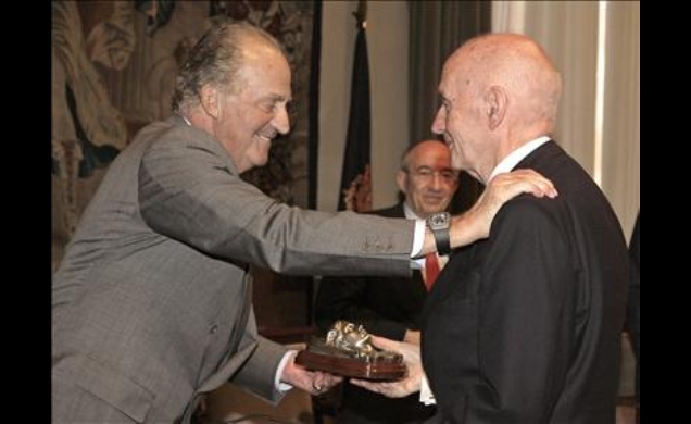 Don Juan Carlos entrega el galardón a Gonzalo Anes