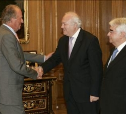 Su Majestad el Rey recibe el saludo del ministro de Asuntos Exteriores y de Cooperación, en presencia del presidente del Comité Español de la Liga Eur