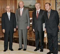 Don Juan Carlos, con el Presidente de Yamaha Motor Company, Toru Hasegawa, el Presidente de Yamaha Motor Europa, Takashi Tsuchiya, y el presidente de 
