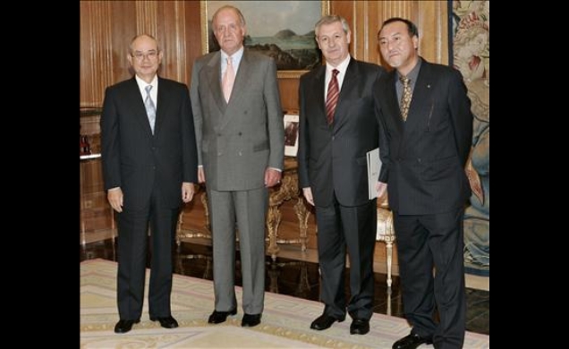 Don Juan Carlos, con el Presidente de Yamaha Motor Company, Toru Hasegawa, el Presidente de Yamaha Motor Europa, Takashi Tsuchiya, y el presidente de 