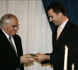 Su Alteza Real entrega el galardón al redactor jefe de Le Monde Sylvain Cypel