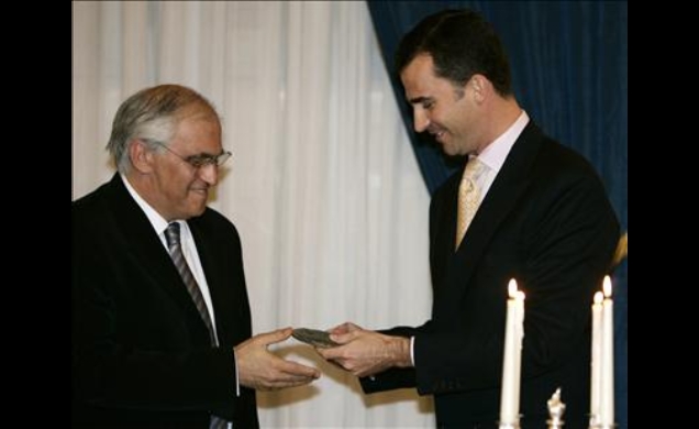 Su Alteza Real entrega el galardón al redactor jefe de Le Monde Sylvain Cypel