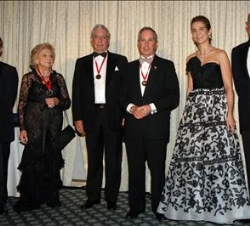 Doña Elena, con el "chairman" del Queen Sofía Spanish Institute y los galardonados