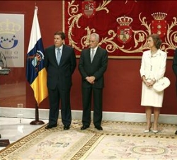 Su Majestad el Rey, durante sus palabras en el Parlamento de Canarias, en presencia de Su Majestad la Reina, y acompañados por el presidente del Parla