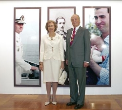 Don Juan Carlos y Doña Sofía, durante la inauguración de la muestra "Imágenes reales"