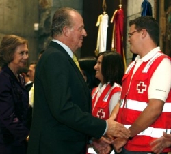 Los Reyes saludan a miembros de la Cruz Roja durante la audiencia en la que recibieron, a representantes de las instituciones, organizaciones humanita