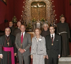 Don Juan Carlos y Doña Sofía junto al obispo de Tenerife, Bernardo Álvarez, en el Santuario del Santísimo Cristo de La Laguna