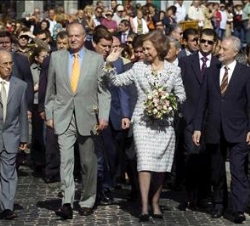 Don Juan Carlos y Doña Sofía, acompañados por los presidentes del Cabildo de El Hierro, Tomás Padrón, y del Gobierno canario, Adán Martín, recorren la