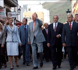 Los Reyes acompañados por el presidente de Canarias, Adán Martín, el cabildo de La Gomera, Casimiro Curbelo, y la ministra de Sanidad, Elena Salgado, 