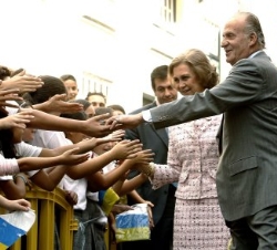 Don Juan Carlos y Doña Sofía saludan a los vecinos del municipio de Los Llanos de Aridane