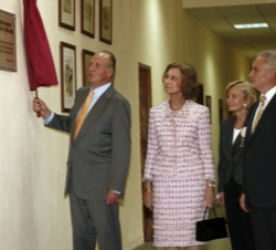 Su Majestad el Rey, acompañado por la Reina Doña Sofía, la ministra de Sanidad, Elena Salgado, y el presidente de Canarias, Adán Martín, descubre una 