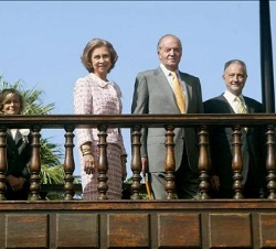 Don Juan Carlos y Doña Sofía, acompañados por la ministra de Sanidad, Elena Salgado, y el presidente de Canarias, Adán Martín, visitan el patio de la 