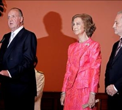 Sus Majestades los Reyes acompañados del presidente canario, Adán Martín, durante la recepción que ofrecieron a una representación de la sociedad de G