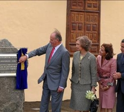 Sus Majestades los Reyes descubren la placa que inaugura la restauración de la Casa de los Coroneles, joya de la arquitectura civil canaria cuyos oríg