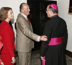 Sus Majestades los Reyes saludan al obispo de Las Palmas, Francisco Cases en edificio del Obispado de la capital grancanaria