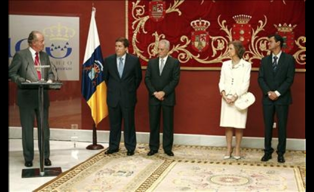 Su Majestad el Rey, durante sus palabras en el Parlamento de Canarias, en presencia de Su Majestad la Reina, y acompañados por el presidente del Parla