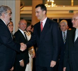 Don Felipe saluda al presidente del Grupo Planteta, José María Lara, en presencia del presidente del Banco Sabadell, Josep Oliú, durante la cena